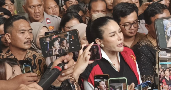 Nikita Mirzani dituntut 11 tahun penjara dan denda Rp2 miliar oleh JPU PN Jakarta Selatan, atas kasus TPPU, Kamis (9/10/2025). (Selvianus Kopong Basar FTNews.co.id) (2)